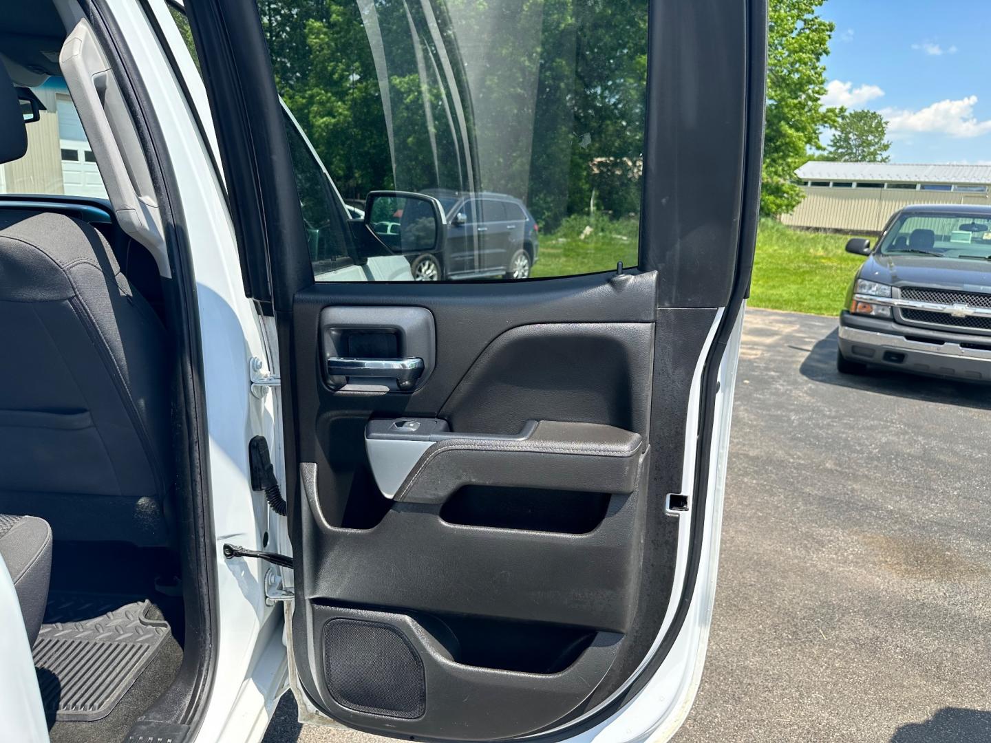 2017 White /Black Chevrolet Silverado 1500 LT (1GCVKREH5HZ) with an 4.3L V6 OHV 12V engine, 6-Speed Automatic transmission, located at 11115 Chardon Rd. , Chardon, OH, 44024, (440) 214-9705, 41.580246, -81.241943 - Photo#40